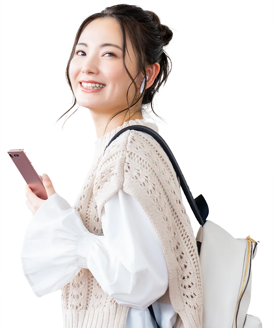 スマホを見る女性のイメージ